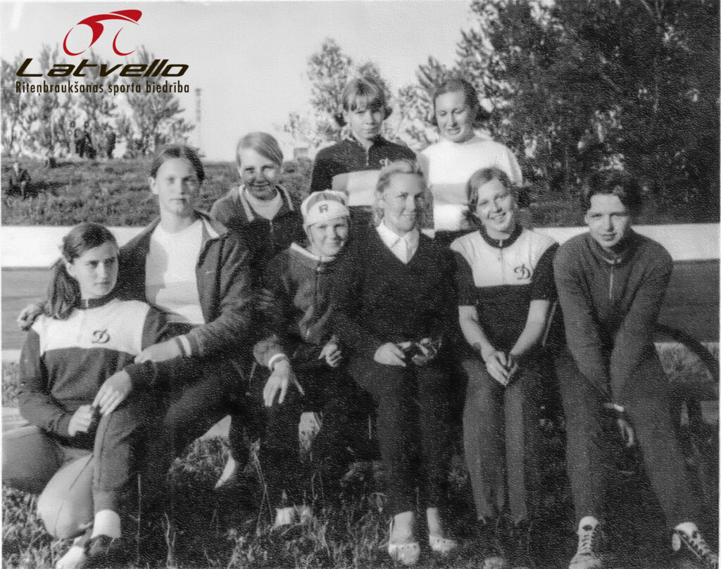 Agšējā rindā no labās Rasma Ķikute, pirmā no kreisās Bridžita un pa vidu Māra Japiņa. Latvijas Riteņbraucejas.Treks.Dinamo