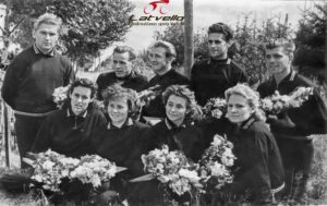 1959.gads.Tautu spartakiādes uzvarētāji. No kreisās puses: Vīri:Arvīds Liepiņš,Gunārs Kuga, Haralds Simtnieks(treneris), Indulis Jansons, Uldis Bergmanis. Sievietes, no kreisās puses: Margarita Vītiņa(Madzutova),Daina Rīgava(Janova), Laimrota Strazdiņa(Kalvane), Aija Vismane(Grūbe).