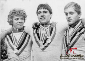 1980.gads Pasaules junioru čempioni. Martins palejs, Dainis liepiņš un Andris ločmelis pēc atgriešanās no Maskavas.