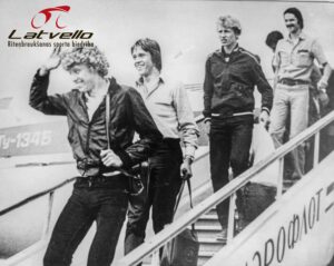1981. gads, atgriešanās no Leipcigas, jaunie pasaules junioru čempioni Mārtiņš Palējs, Dainis Grantiņš, Aigars Sutra un treneris Igo Japiņš