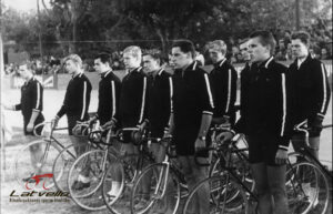 Pirmā rinda nokreisās: A.Zvirbulis, I.lazdovskis, I.Stradiņš, R.Briedis, E.Kalniņš, A.Spāde un V.Paija. Otrā:J.Sakne, E.Pūce un J.Jugbārdis.