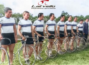 Latvijas izlases sastāvs: No kreisās - Ojārs Danne, Inārs Lazdovskis, Boriss Rogalis, Imants Stradiņš,Sergejs Radionovs,Juris Štelbraums, Ernests Pūce, Faris Kučinskis, treneris Harijs Japiņš.