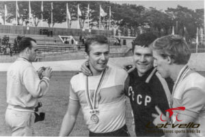 1964.gads pēc apbalvošanas. Pirmais no kreisās _I. Bodnieks, nezināms, V.Logunovs.
