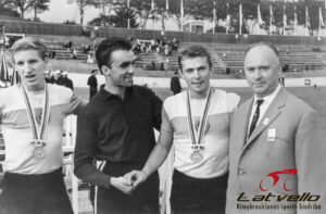 1964.gads pēc apbalvošanas. Pirmais no kreisās -V.Logunovs,Dz.Lācis, I. Bodnieks,Nezināms.