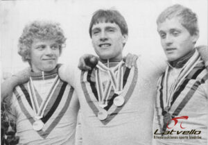 No kreisās: Mārtiņš Palējs, Dainis Liepiņš un Andris Ločmelis, pasaules čempioni 4 km krosa braucienā trekā, Maskava, 1980. gads