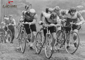 Velokross, centrā J. Gūtmanis (Gupis), aiz viņa Visvaldis Bozulis, A. Bergs “Nākotnes” formā, kreisajā malā Skujiņš, labajā malā Grigorjevs (Daugavpils)
