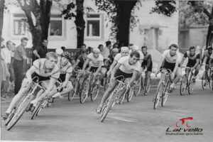 Velokross Liepājas Jūrmalas parkā, nākamais aplis, 2. rinda no kreisās Pēteris Džarcāns, 2. rinda no labās Arnis Adamsons