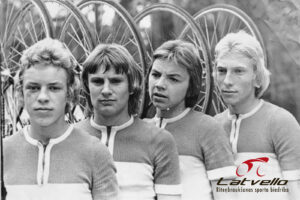 1976. gads -"Vārpas" izlases komanda.... vinnējām LČ junioriem 75 km komandu braucienu. No kreisās V.Buls,J.Gūtmanis,A.Zvirbulis,J.Svirskis.