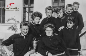 Liepājas jaunatnes komanda ar ceļojošo kausu 1959 - 1961 gadi. Pirmā no lab.p. Lidia Djunda, 1 kr.p. Miervaldis Treiguts, x, Aivars Ādiņš, Rūta Pomere, Harijs Jaunsleinis, Rolands Špaks.