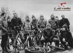 SB “Vārpa” izlases treniņnometne.No kreisās: 1. Ringolds Kalnenieks, 3. – Vladimirs Krasavcevs. 4. D. Spole, 5. D. Ritums (Narunovskis), 6. G. Vanags, 7. G. Rekmanis, 9. V. Jonass, 10. V. Komuls, 11. Aņisimovs.