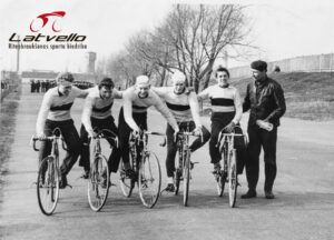 No kreisās: Ārnis Adamsons, Vilis Lapiņš, Dainis Eņģelis, Jurijs Rusakovs, Kārlis Kandevics un Miervaldis Jaunsleinis, Liepājas SB “Dinamo” izlase, 1965. gads