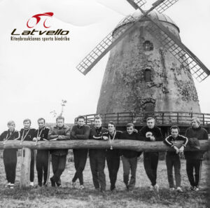 1971. gads. Latvijas izlase atceļā uz mājām no PSRS čempionāta daudzdienās Rietumukrainā. Ringolds Kalnenieks kļuva par čempionu. No kreisās: 1. Andris Jēkabsons, V. Gaļinausks, N. Ševeļovs, šoferis J. Jēkabsons, treneris V. Silovs, , A. Svece,R.Kalnenieks, nezināms, E.Pūce, E. Morziks, J. Purmalis.
