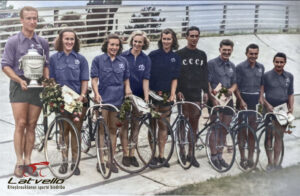 1952.gads Latvijas riteņbraucēju komanda-uzvarētāja "Dinamo" Vissavienības sacīkstēs trekā.No kreisās -x,Ārija Cakule, Anna Utamane, x,x,Vladimirs Fiļipovs, Janis Deisons, Ziedonis Cakuls,x.